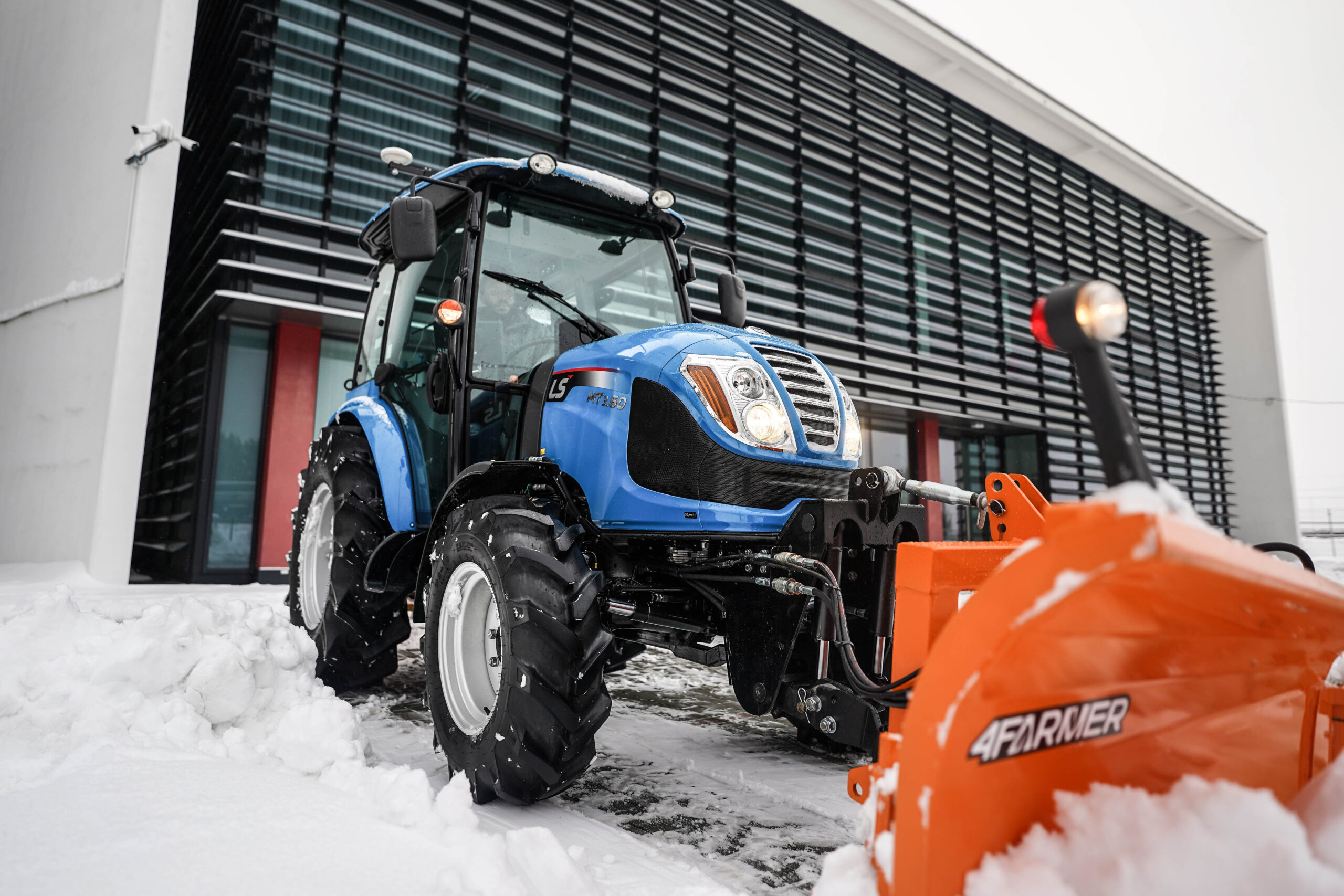 Ciągnik LS Tractor do odśnieżania – niezawodny pomocnik w zimie