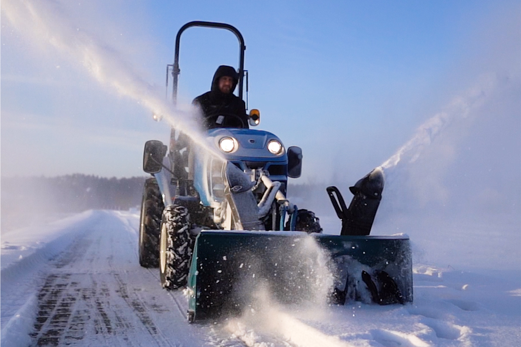 Ciągnik LS Tractor do odśnieżania – niezawodny pomocnik w zimie