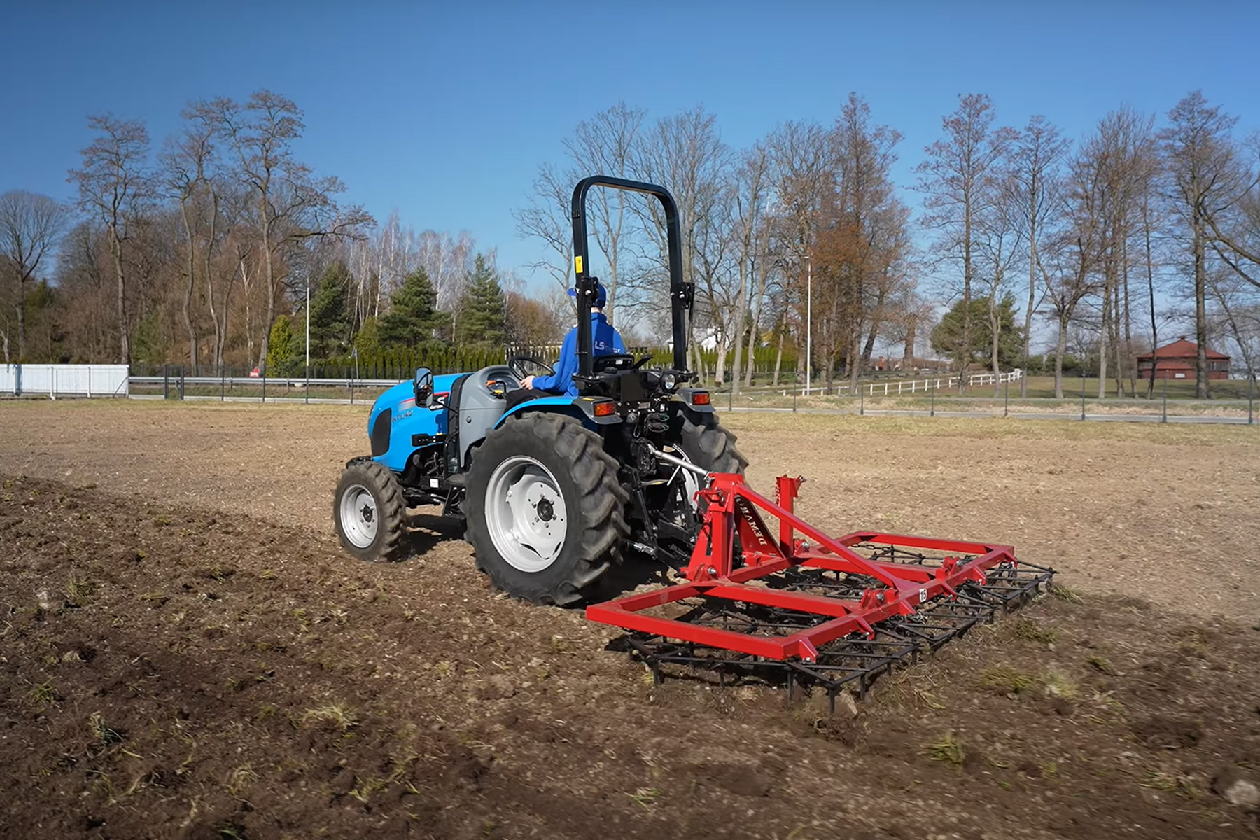 Ciągnik LS Tractor MT3.40 z glebogryzarką separacyjną SB 125 – idealny zestaw do uprawy gleby