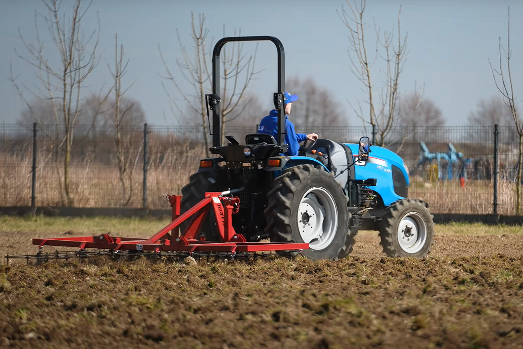 Bronowanie pola z LS Tractor MT3.40 i broną ciężką Demarol – efektywna uprawa gleby w praktyce