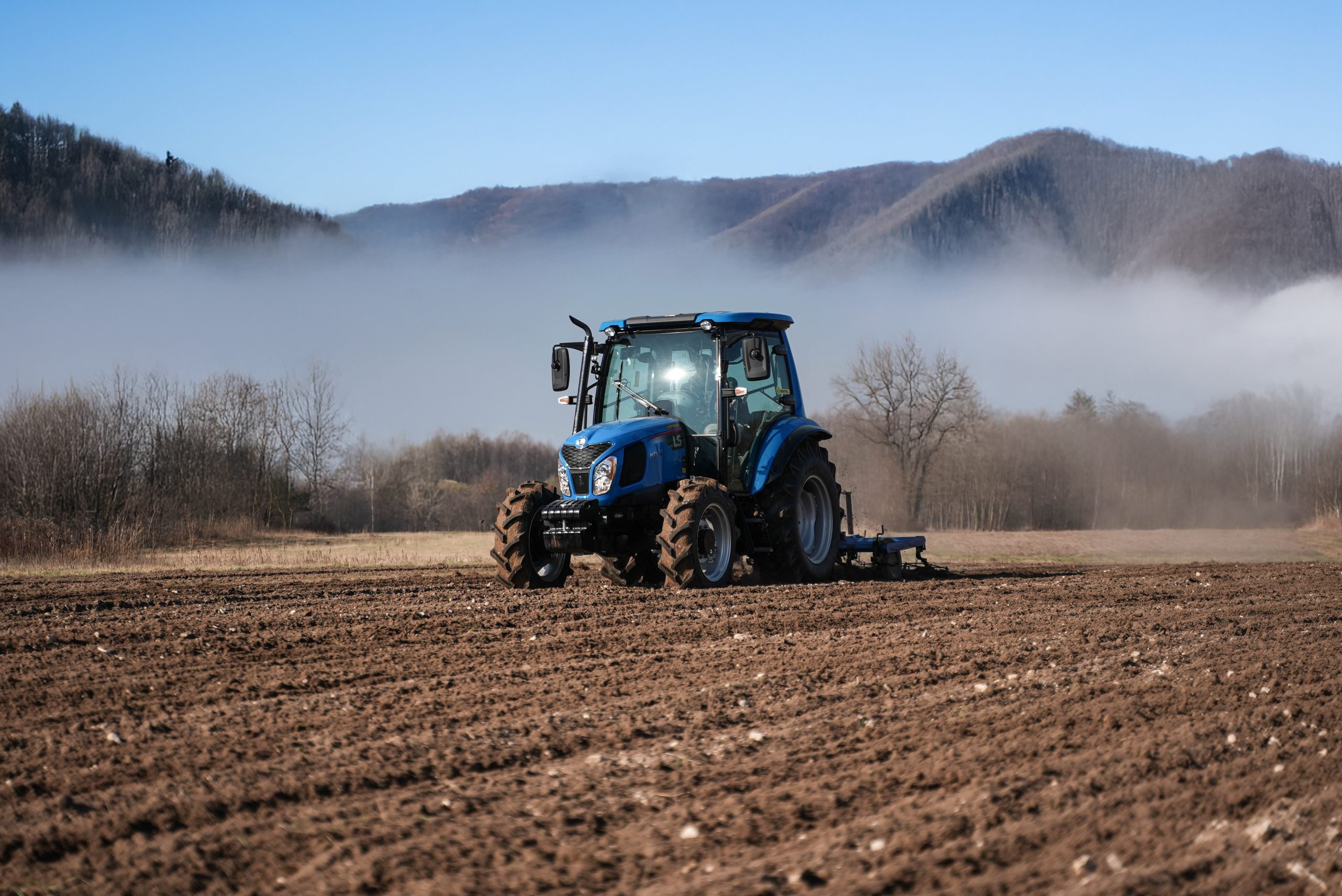 Bronowanie i wyrównywanie gleby z ciągnikiem LS Tractor MT5.73 – niezawodna siła w pracy z agregatem uprawowym