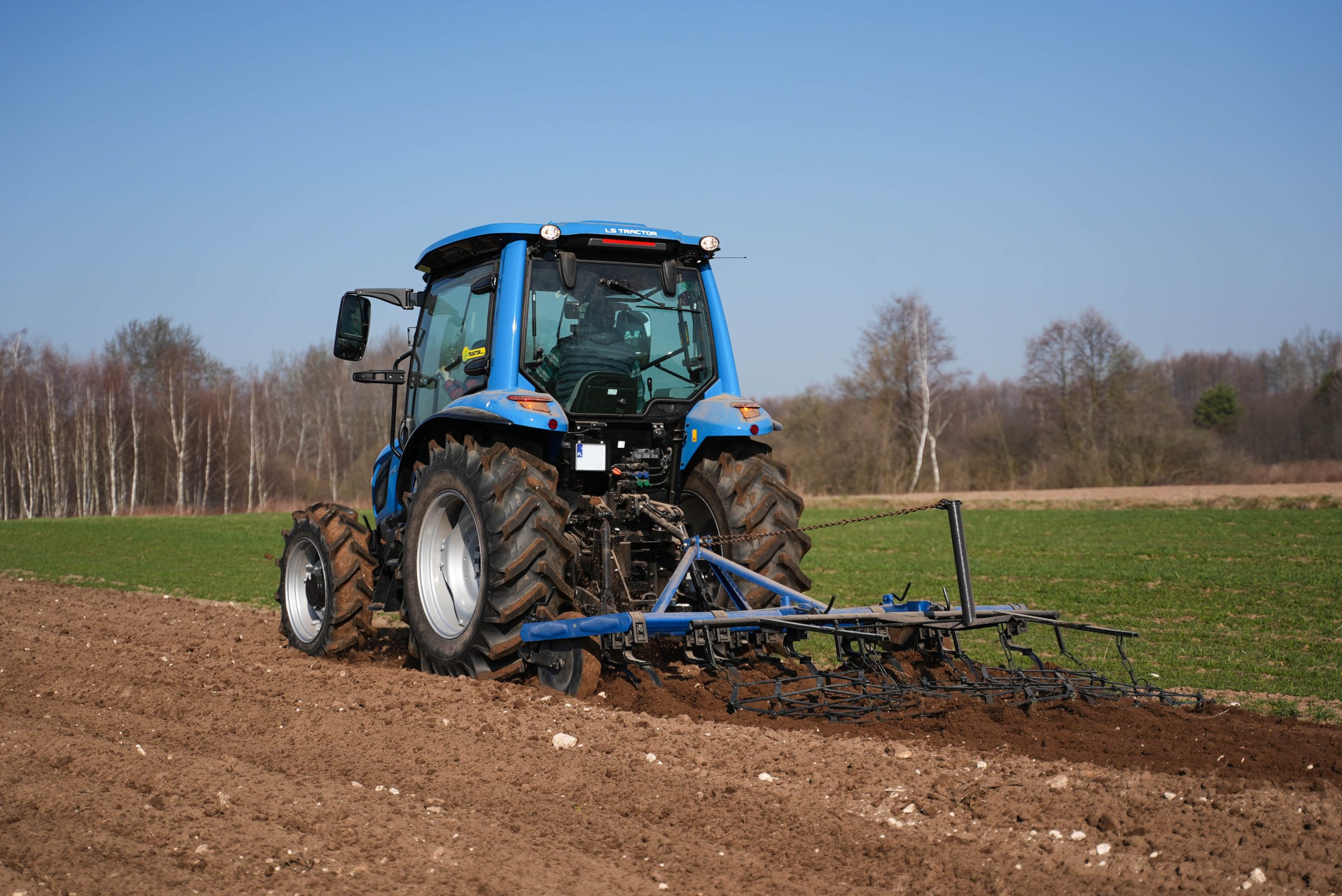 Bronowanie i wyrównywanie gleby z ciągnikiem LS Tractor MT5.73 – niezawodna siła w pracy z agregatem uprawowym