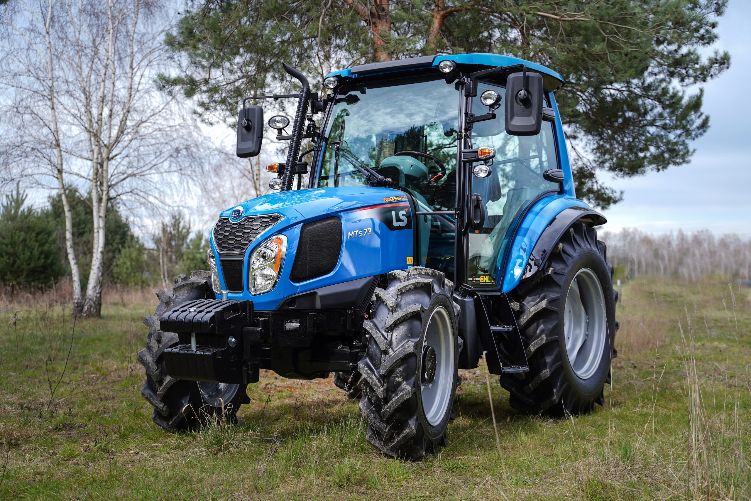 Bronowanie i wyrównywanie gleby z ciągnikiem LS Tractor MT5.73 – niezawodna siła w pracy z agregatem uprawowym