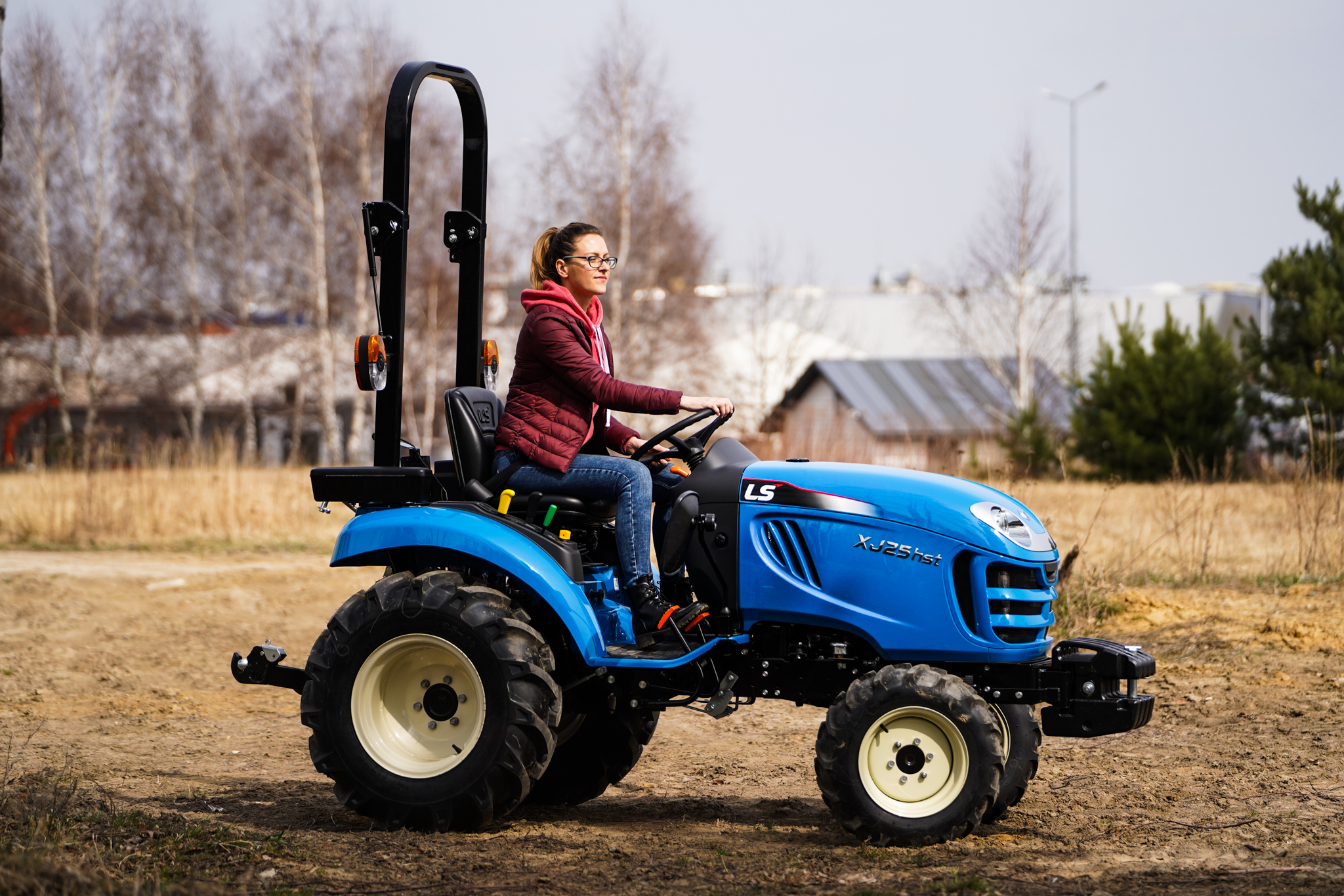 Bronowanie pola w małym gospodarstwie – LS Tractor XJ25 i brona ciężka 3-polowa składana Demarol w akcji