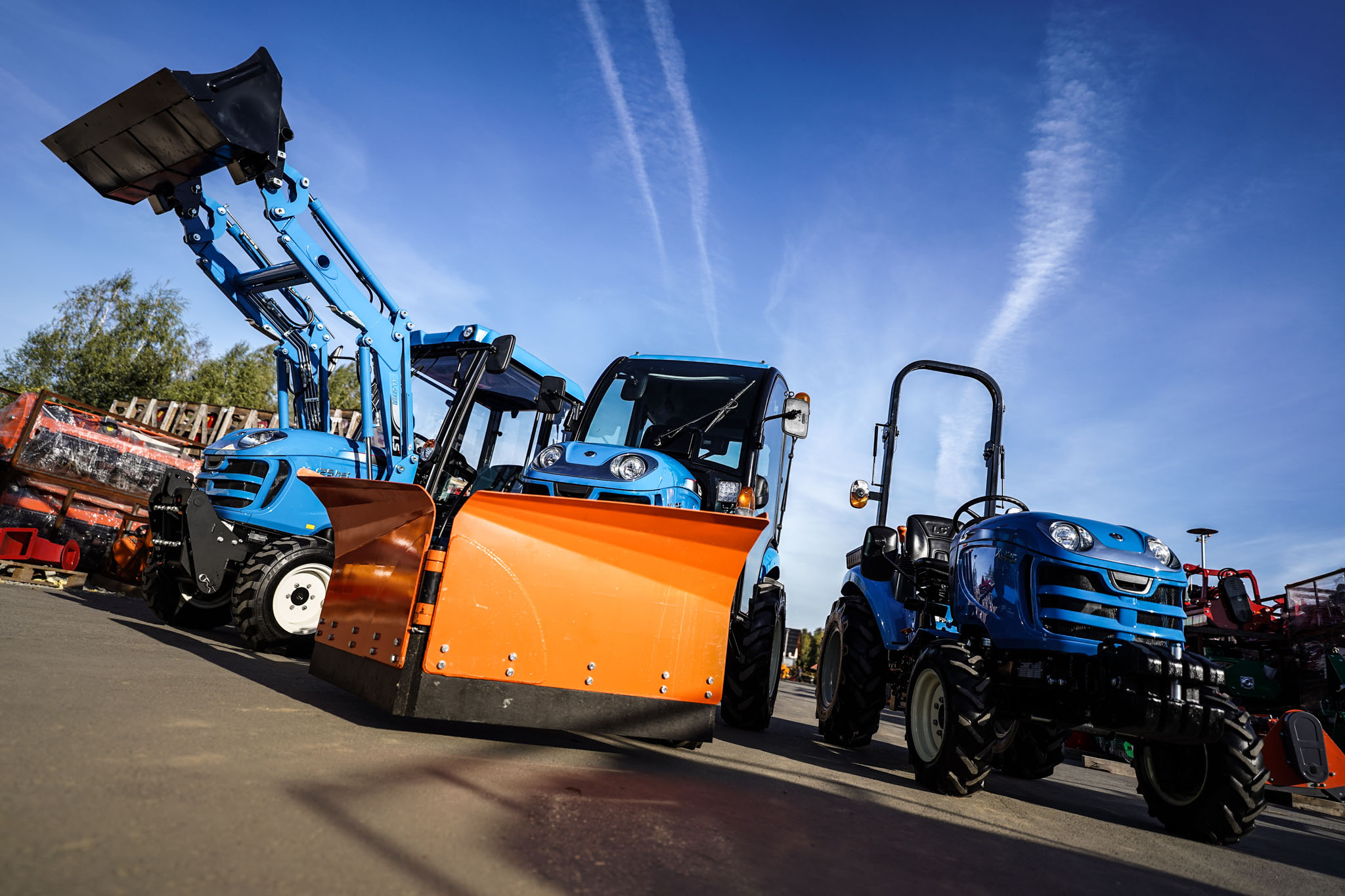 Bronowanie pola w małym gospodarstwie – LS Tractor XJ25 i brona ciężka 3-polowa składana Demarol w akcji