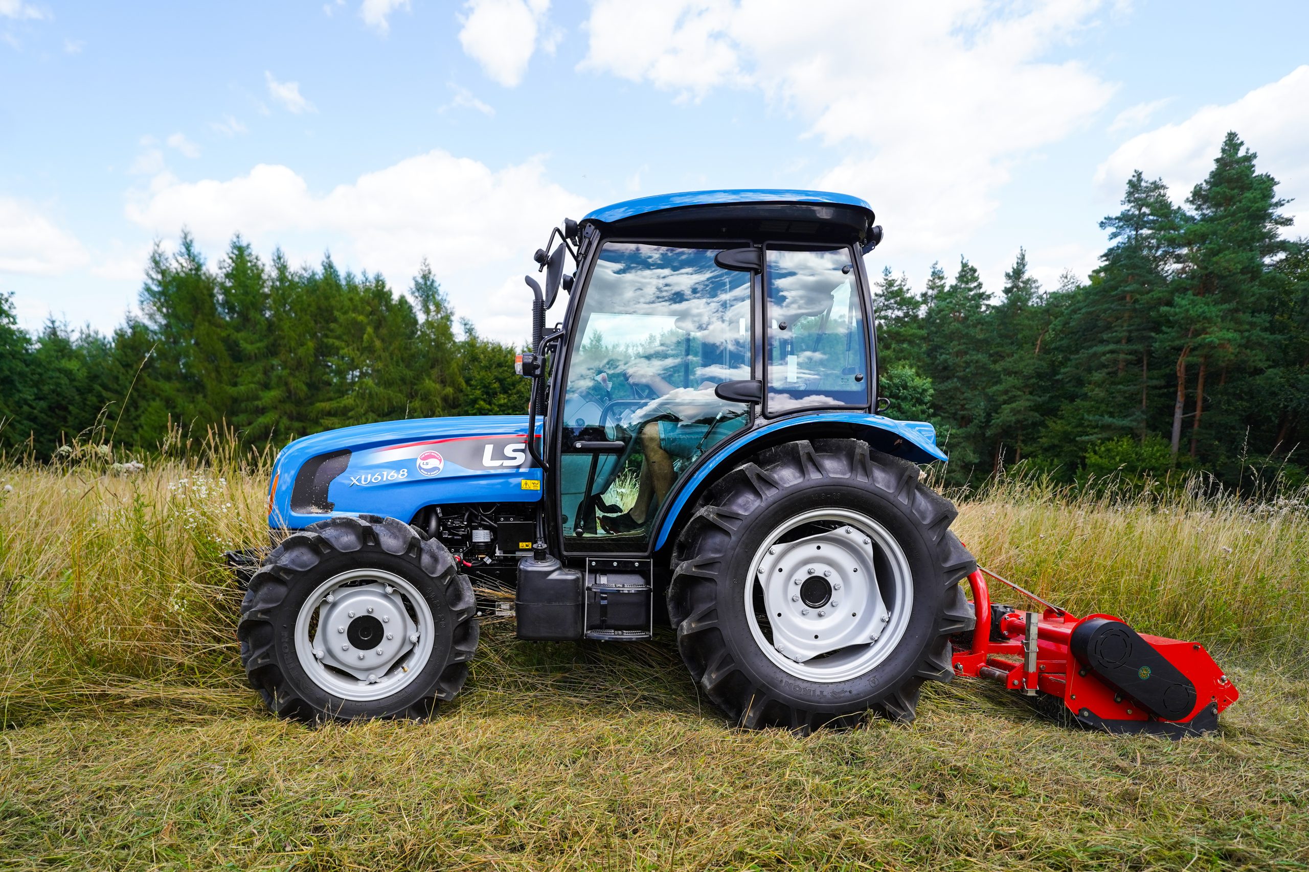 LS Tractor XU6168 z kosiarką bijakową EFD 180 4FARMER – niezastąpiony duet w uprawie porzeczki