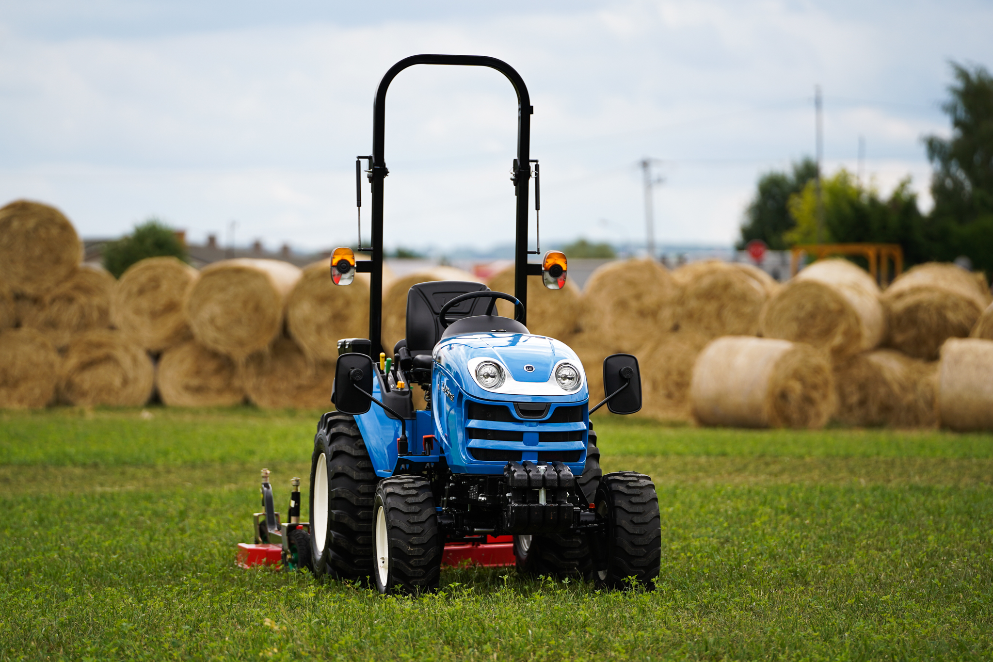 Bronowanie pola w małym gospodarstwie – LS Tractor XJ25 i brona ciężka 3-polowa składana Demarol w akcji